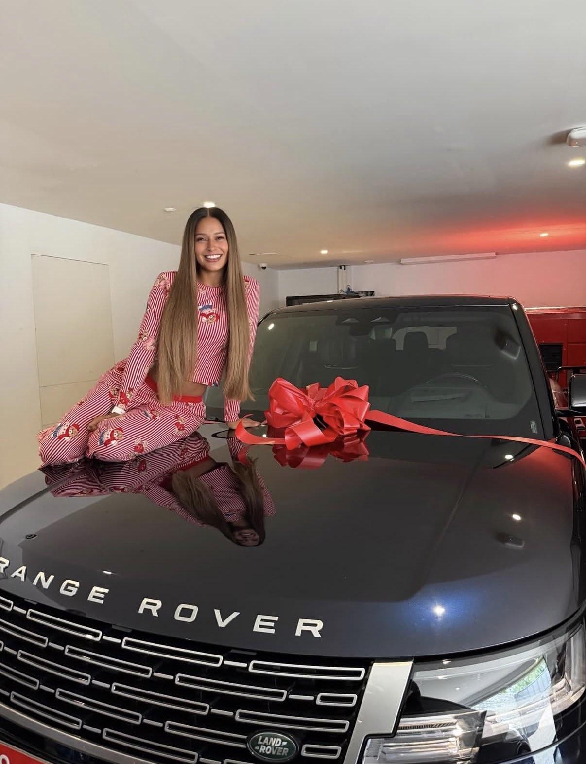 惊喜，拉菲尼亚给妻子送了一辆全新的路虎揽胜